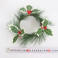 Détail d'une couronne de Noël de 25cm avec aiguilles de pin et baies rouges - Anneau de Noël 10cm Feuilles de Baies et Aiguilles de Pin