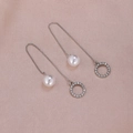 Detalle de pendientes largos de perlas con anillos de strass brillantes sobre seda - Círculo Perla Pasante(A2307)