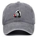 Casquette grise en coton délavé avec broderie faucheuse et un gobelet rouge - Gris