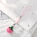 Détail du pendentif cloche fraise rose avec feuille verte et lanière tressée - Rose Petite Fraise
