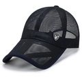 Atmungsaktive Herren Mesh Baseballkappe in Dunkelblau mit silbernem Metallemblem - Verstellbar / Marineblau
