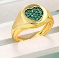 Anillo de sello corazón dorado con circonitas verdes en soporte de exhibición - Abierto Ajustable / Dorado - Circonita verde