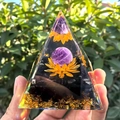 Pyramide d'Orgone avec boule d'améthyste, pierres noires, feuille d'or et résine - Style 65