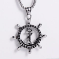Dettaglio ravvicinato della collana con pendente a timone e ancora in argento antico - Colore Acciaio (Solo Catena)