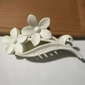 Elegant matte cream floral hair claw clip featuring leaf details for elegant hairstyling - Off-white