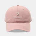 Detailaufnahme einer rosa Baseballkappe mit weißer 7 MOUNT GREEN Stickerei auf Baumwolle - Rosa