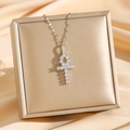 Silberne Ankh-Kreuz-Halskette aus Edelstahl mit Zirkonia-Mikropavé auf Seidenhintergrund - Silber (8023 Silber Full Diamond Cross)