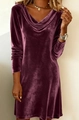 Détail du col bénitier élégant sur cette robe midi en velours violet à manches longues - Violet