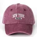 Detalle del bordado blanco New York 1625 en una gorra de béisbol de color burdeos lavado - Burdeos