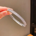 Elegante brazalete abierto de plata con pavé de circonitas y borde de cuentas delicado - Brazalete Plateado