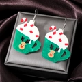 Nahaufnahme der weihnachtlichen Rentier-Kaffeetassen-Ohrringe aus Acryl auf Samt-Display - Grüne Rentier-Tasse (Silberner Haken)