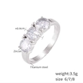 Eleganter Ring aus Titanstahl in Silber-Optik mit drei runden Zirkoniasteinen - US 6 / Stahlfarbe