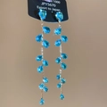 Detailansicht der blauen Wassertropfen-Zirkonia-Quasten und Blatt-Design an Gold-Ohrringen - Blau