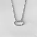 Minimalistische silberne Edelstahlkette mit einem ovalen Karabiner-Verschluss-Anhänger - Kleiner Karabiner Feine Kette (XNL0054-1) / Silber