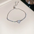 Detailsicht eines silbernen Herz-Zirkonia-Armbands mit verstellbarem Gleitverschluss - Silber Herz
