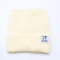 Detalle del tejido de ochos y parche con logo en el gorro de punto crema para invierno - M (56-58cm) / crema