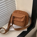 Bolso bandolera de pana marrón elegante con correa ajustable y textura de rayas - Marrón