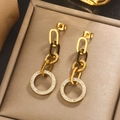 Detailansicht langer Goldohrringe mit römischen Ziffern und Strasssteinen in Schmuckschatulle - Gold E-382 Römische Ziffer Kette