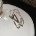 Vue macro d'un bracelet croisé argenté à double couche serti de zircons scintillants - Style Croisé Double Couche Argent (2##)