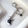 Porte-clés guitare électrique Y2K avec émail noir et blanc et clip en forme de cœur - Porte-clés Guitare / Blanc