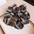Macro di elastico scrunchie a quadri blu e marroni con eleganti dettagli in filo dorato - Caffè Quadri
