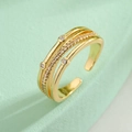 Dreilagiger vergoldeter verstellbarer Ring mit Zirkonia-Steinen im gestapelten Design - Dreischichtiger Gestapelter Stil (13290)