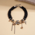 Detail von Plüsch-Choker mit Bär, Kunstperlen, Strasssteinen und Quasten-Akzenten - Bär Stil / Schwarz