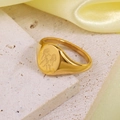 Bague Gémeaux en acier inoxydable plaqué or 18K posée sur un socle en pierre naturelle - Gémeaux