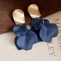 Boucles d'oreilles pétales élégantes avec finition bleu foncé mat et demi-cercles dorés - 67# Style de Goutte de Pétale en Demi-cercle d'Or Mat