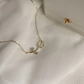 Gouden tulpenketting met witte kattenoog bloembladen en glinsterende bladaccenten - Goud - Dubbele Bloei Tulp