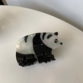 Graziosa pinza per capelli a forma di panda in acetato perlato nei colori nero e bianco - Panda Strisciante con Occhi Scintillanti (Acetato)