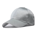 Dettaglio cappello da baseball in raso grigio argento con strass e visiera curva - Regolabile / Grigio Stellato