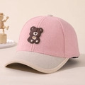 Dettaglio cappellino bimbo bicolore in sherpa rosa con applicazione a forma di orso - Senza Pompon / Rosa