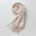 Elegante sciarpa beige testurizzata drappeggiata a forma di rosa con nappe fatte a mano - Bianco Sporco