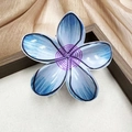 Molla per capelli a forma di plumeria blu con centro viola su sfondo di seta - 8cm / Stampa Grafica / Blu