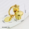 Mini-WC Schlüsselanhänger in glänzendem Gold-Finish mit ovalem Metallanhänger - Gold