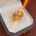 Dettaglio macro di anello a cuore placcato oro 18k con zirconi in una scatola regalo - Oro (Placcato Oro Vero)