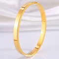 Λεπτομερής λήψη του επίχρυσου βραχιολιού 18k από ατσάλι τιτανίου σε κομψό λευκό μεταξωτό φόντο - Απλό Στυλ (45) / 6mm (Εσωτερική Διάμετρος 6cm) / Χρυσό