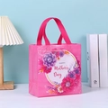 Roze non-woven Moederdag cadeauzakje met bloemenprint en Happy Mother's Day tekst - Stijl 3 (Rose HAPPY Moederdag)