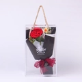 Œillet rouge au crochet fait main dans un papier noir avec un sac cadeau en PVC transparent - Red Carnation Black Wrap Medium Pack