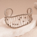 Dettaglio del bracciale rigido in filo d'argento con perline sfaccettate su pietra - Argento