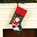 Chaussette de Noël en lin avec broderie Père Noël suspendue sur une cheminée décorée - Père Noël Rouge