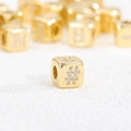 Vue macro d'une perle cube plaquée or 18 carats avec symbole de dièse en zircone - Pendentif Symbole #
