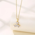 Detalle de collar trébol dorado con circonitas blancas de corazón en soporte cilíndrico - Dorado
