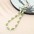 Detail van groen-witte kralen telefoonkoord met gouden spacers en metalen sluiting - Olijfgroen Natuursteen Beaded Charm (K3498)