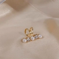 Gold-Ohrmanschette mit Perlen und Zirkonia auf champagnerfarbenem Seidenhintergrund - Gold