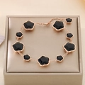 Detalle de pulsera de trébol en oro rosa con motivos de flores negras en caja de lujo - Pulsera Flor (KB186985-KFC) / Oro rosa