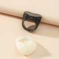 French vintage style resin heart ring set with black and cream marble textures - One Size / Black + White