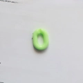 Vue macro d'un maillon de chaîne en acrylique vert en forme de U pour bijoux DIY - Vert
