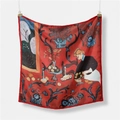 Carré de soie avec imprimé La Desserte rouge de Matisse suspendu sur mur blanc - 53cm / Harmonie en rouge - Matisse